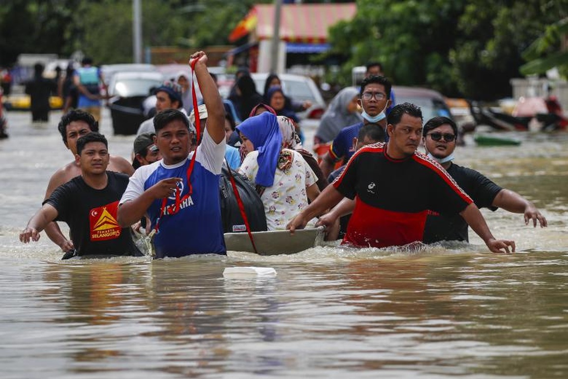Lũ lụt tồi tệ nhất trong nhiều năm, 30.000 người Malaysia phải di tản - 8 Lũ lụt tồi tệ nhất trong nhiều năm, 30.000 người Malaysia phải di tản - 8