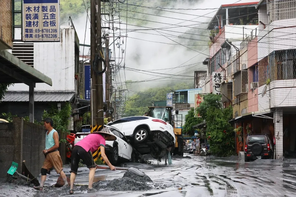 Bão Ragasa: Khách sạn Hong Kong vỡ cửa, nước tràn như sóng thần ở Đài Loan - 1 Bão Ragasa: Khách sạn Hong Kong vỡ cửa, nước tràn như sóng thần ở Đài Loan - 1