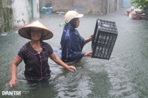 Nước dâng cao ngang người, dân cuống cuồng cứu tài sản