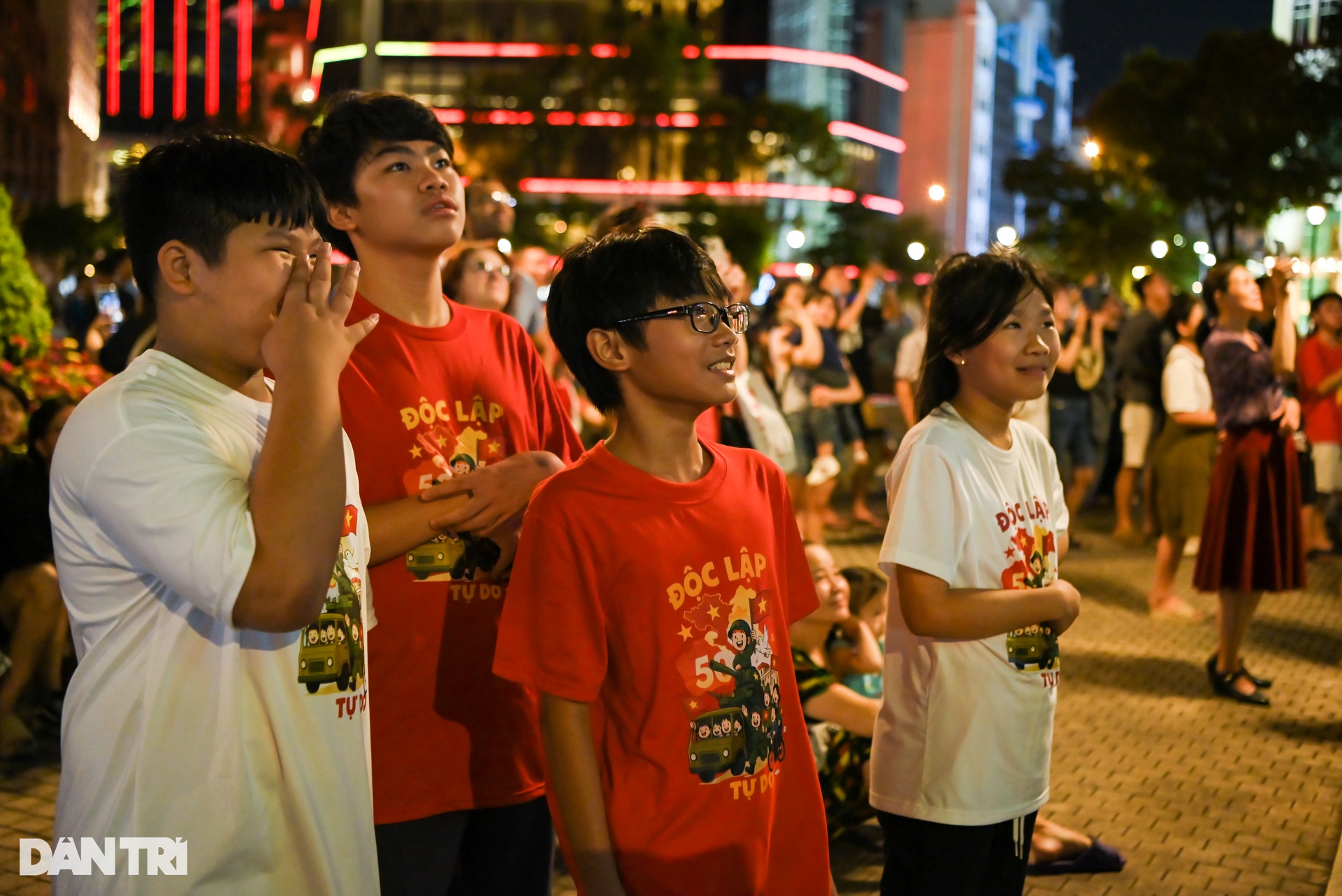 Người dân mãn nhãn với màn pháo hoa nghệ thuật chào mừng đại lễ 30/4 - 9