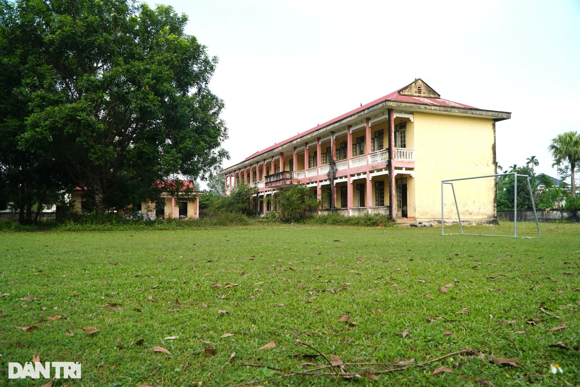 Hai ngôi trường bỏ hoang suốt 4 năm, thành nơi đổ rác - 1 Hai ngôi trường bỏ hoang suốt 4 năm, thành nơi đổ rác - 1