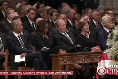 Khoảnh khắc gây chú ý của cựu Tổng thống Bush tại lễ tang ông McCain