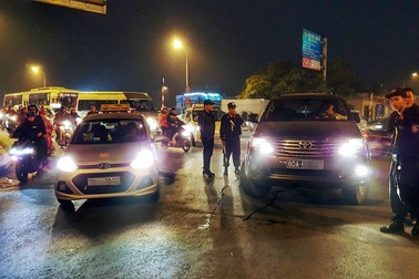 Hà Nội: Khởi tố tài xế xe biển xanh chống đối cảnh sát