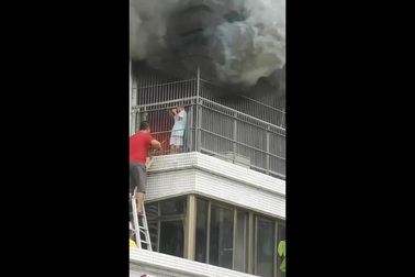 Người đàn ông tốt bụng trèo thang lên căn hộ chung cư bị cháy cứu cháu bé