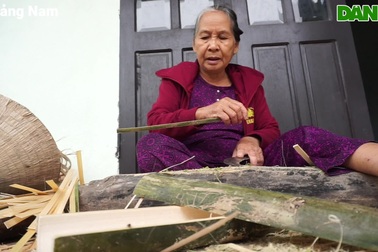 Về xóm Bàu nghe kể chuyện nghề đan "cái rổ, chiếc thúng"