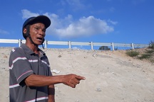 Được tặng giấy khen nhưng ông Lực “khùng” “thấy rất buồn”!