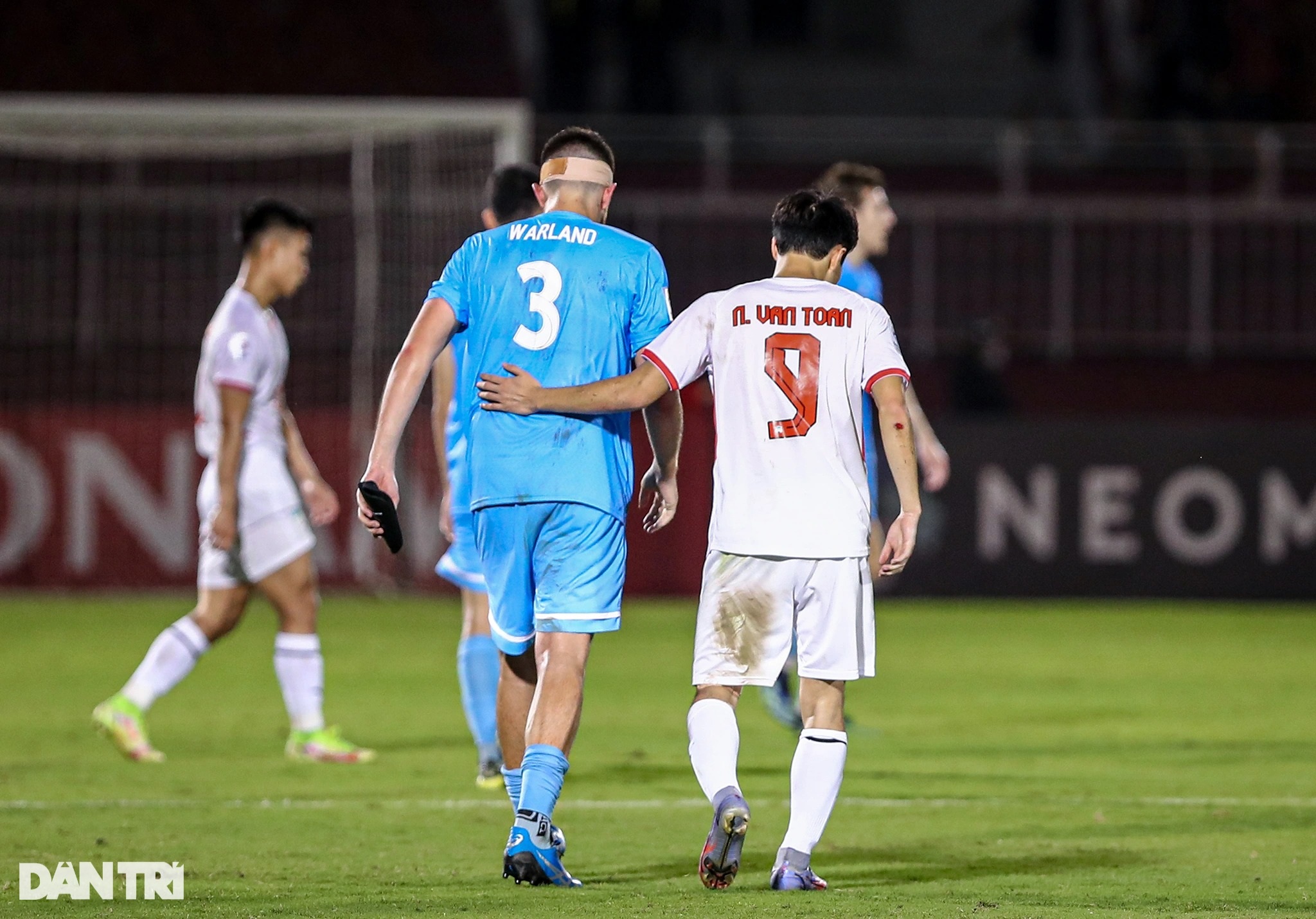 Văn Toàn bắt tay làm hòa sau pha va chạm khiến cầu thủ Sydney FC bị đau - 5
