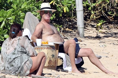 "Điệp viên 007" Pierce Brosnan đưa vợ đi tắm biển