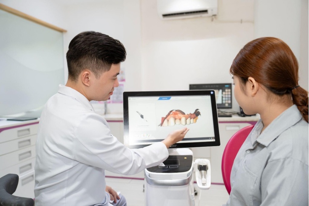 Dán sứ veneer khắc phục tình trạng dáng răng không đều, màu răng ố vàng - 3 Dán sứ veneer khắc phục tình trạng dáng răng không đều, màu răng ố vàng - 3