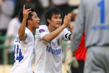 Công Vinh “vái lạy” trọng tài Vũ Bảo Linh