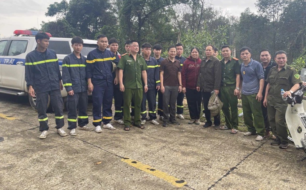 Đi bắt ốc rồi bị lạc suốt đêm trên núi, 2 vợ chồng được cảnh sát giải cứu - 2 Đi bắt ốc rồi bị lạc suốt đêm trên núi, 2 vợ chồng được cảnh sát giải cứu - 2