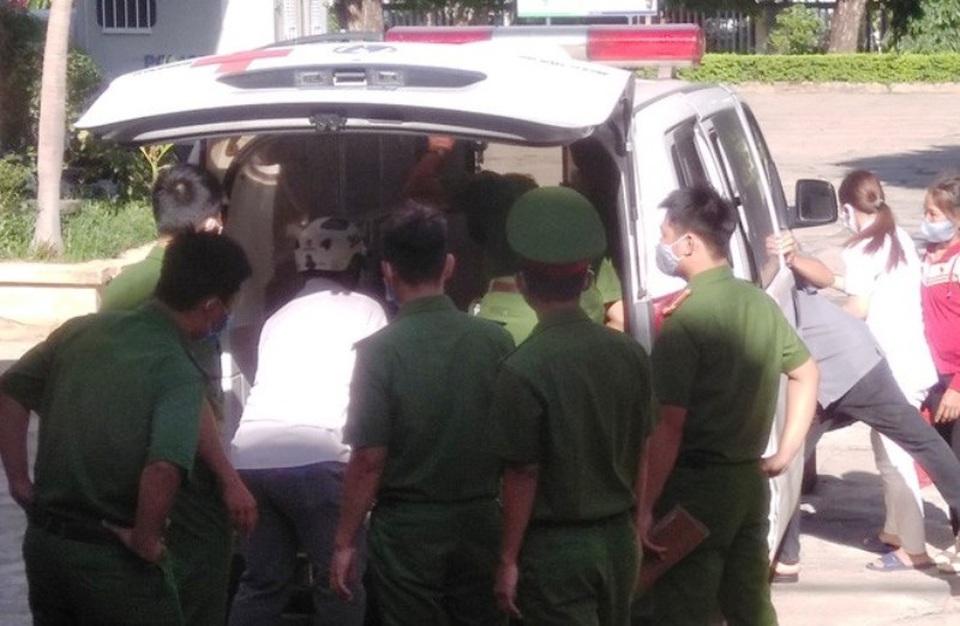 Nghi án đâm anh trai tử vong rồi uống thuốc chuột tự tử - 1 Nghi án đâm anh trai tử vong rồi uống thuốc chuột tự tử - 1