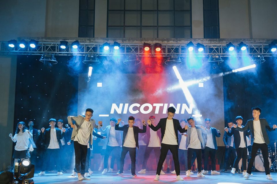 Lễ tri ân đầy sắc màu của học sinh khối 12 THPT Chu Văn An - 11 Lễ tri ân đầy sắc màu của học sinh khối 12 THPT Chu Văn An - 11