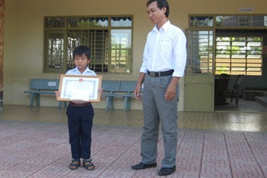 Từ chối tiền “hối lộ”, cậu bé lớp 1 giúp công an bắt kẻ lừa đảo