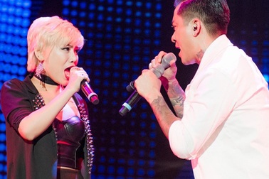 Lạ mắt hình ảnh Tuấn Hưng dùng 2 micro bùng nổ trên sân khấu