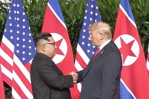Khoảnh khắc bắt tay lịch sử giữa ông Trump và ông Kim Jong-un