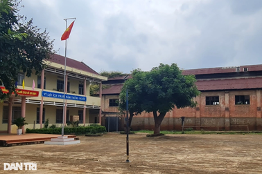 "Nhà kho Bảo Đại" sát trường xuống cấp, thầy trò thấp thỏm