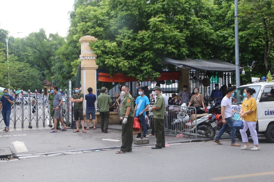 Ngày đầu tái xử phạt không đeo khẩu trang, Công an Hà Nội chỉ nhắc nhở - 1 Ngày đầu tái xử phạt không đeo khẩu trang, Công an Hà Nội chỉ nhắc nhở - 1
