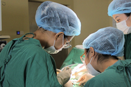 Người đàn ông bị thanh sắt rơi từ trên cao trúng mặt nguy kịch