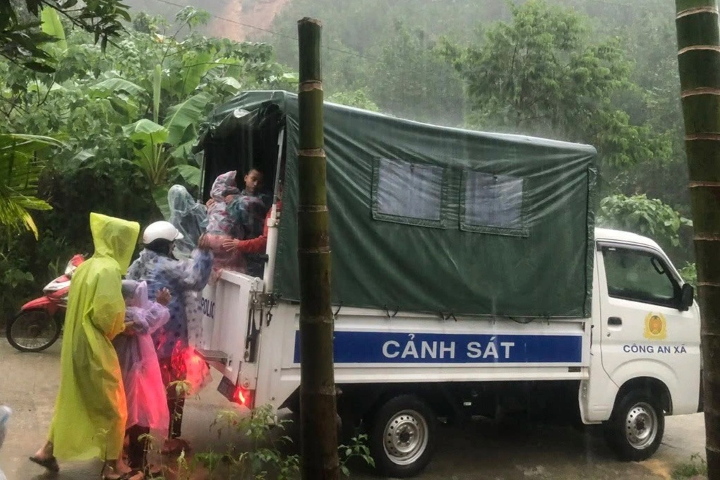 Công an đưa gần 200 người dân đến trụ sở trú mưa, nấu mì tôm phục vụ bà con - 1 Công an đưa gần 200 người dân đến trụ sở trú mưa, nấu mì tôm phục vụ bà con - 1