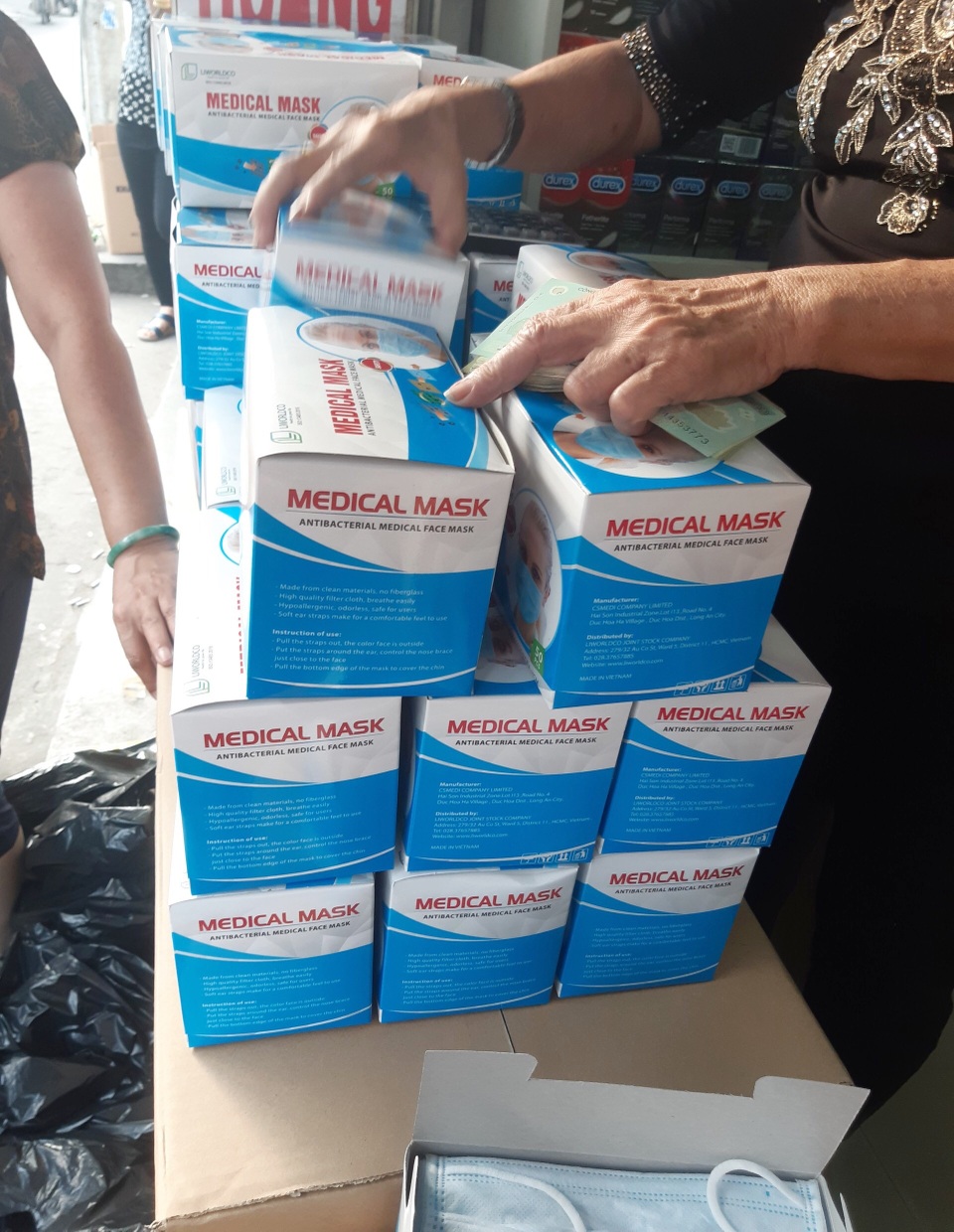 Covid-19 phức tạp, dân buôn khẩu trang “dọa” tăng giá 10 triệu đồng/thùng - 3 Covid-19 phức tạp, dân buôn khẩu trang “dọa” tăng giá 10 triệu đồng/thùng - 3