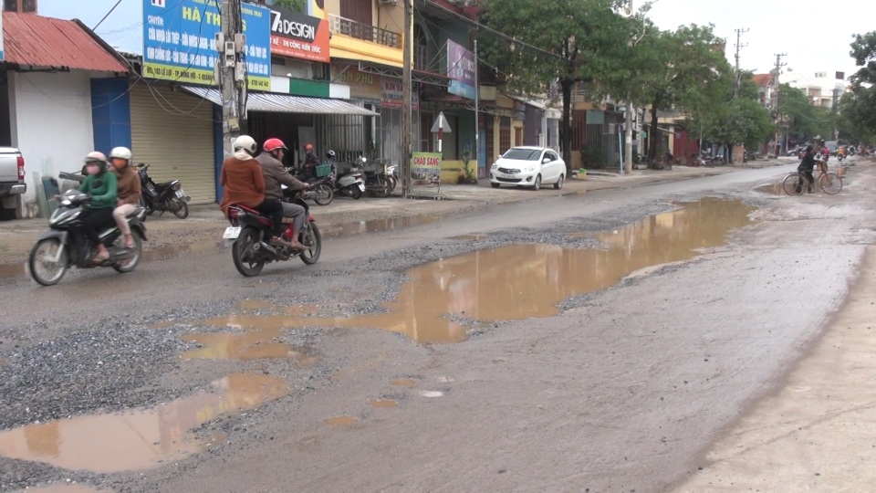 Ngán ngẩm con đường chi chít ổ gà, cứ mưa là ngập sâu giữa thành phố du lịch - 8 Ngán ngẩm con đường chi chít ổ gà, cứ mưa là ngập sâu giữa thành phố du lịch - 8