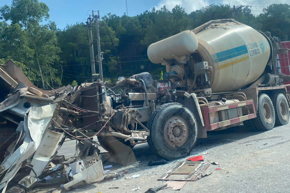 Đầu xe bồn bẹp rúm đổ gục xuống đường, tài xế thoát chết thần kỳ - 2 Đầu xe bồn bẹp rúm đổ gục xuống đường, tài xế thoát chết thần kỳ - 2