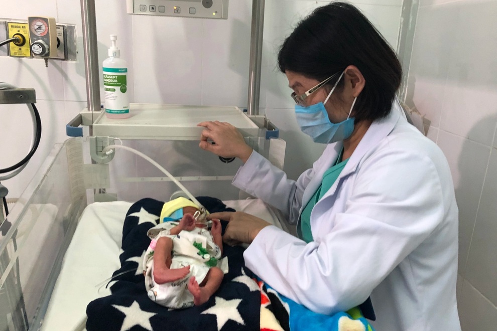 Cứu sống bé gái ngưng thở, bị bỏ rơi bên hồ thủy điện - 1 Cứu sống bé gái ngưng thở, bị bỏ rơi bên hồ thủy điện - 1