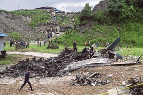 Máy bay Nepal trượt khỏi đường băng xuống hẻm núi, 18 người chết