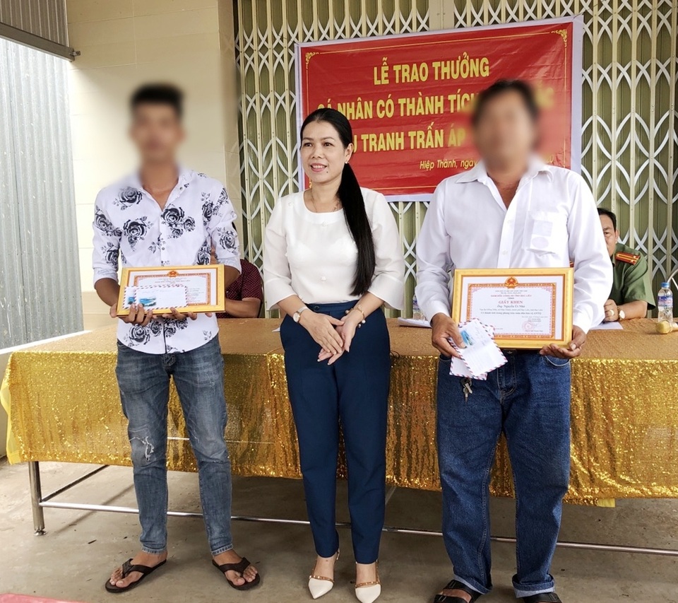 Công an khen thưởng 2 cha con dũng cảm ngăn chặn vụ chém người - 2 Công an khen thưởng 2 cha con dũng cảm ngăn chặn vụ chém người - 2