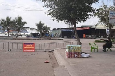 Một tiểu thương thăm người ốm ở Bệnh viện Nhiệt đới, cả chợ cá bị đóng cửa