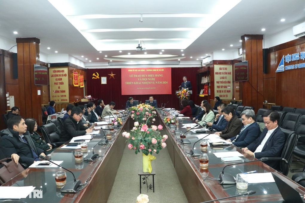 6 cán bộ Bộ LĐ-TBXH nhận huy hiệu 30 năm tuổi Đảng - 2 6 cán bộ Bộ LĐ-TBXH nhận huy hiệu 30 năm tuổi Đảng - 2