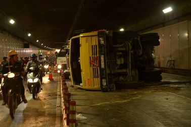 Phong toả hầm Thủ Thiêm suốt 3 tiếng vì lật xe ben chở đất