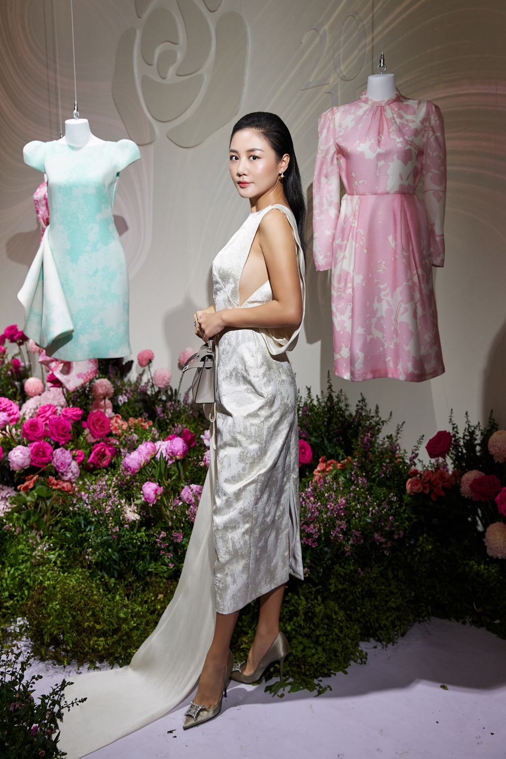 Ngô Thanh Vân rạng rỡ, Angela Phương Trinh đi xe mui trần dự triển lãm - 11 Ngô Thanh Vân rạng rỡ, Angela Phương Trinh đi xe mui trần dự triển lãm - 11