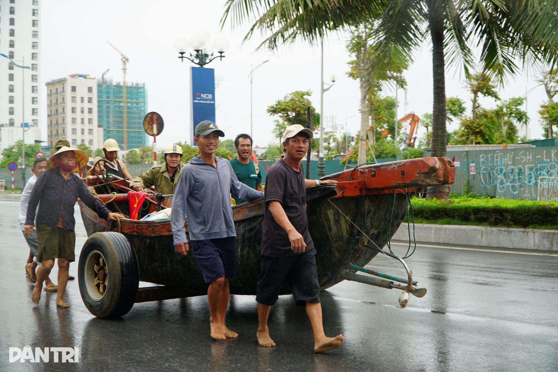 Ngư dân kéo tàu thuyền lên đường trước giờ bão đổ bộ - 2 Ngư dân kéo tàu thuyền lên đường trước giờ bão đổ bộ - 2