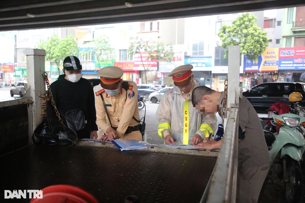 Hà Nội: Hàng loạt phương tiện đi ngược chiều trên đường Nguyễn Xiển mở rộng - 5 Hà Nội: Hàng loạt phương tiện đi ngược chiều trên đường Nguyễn Xiển mở rộng - 5