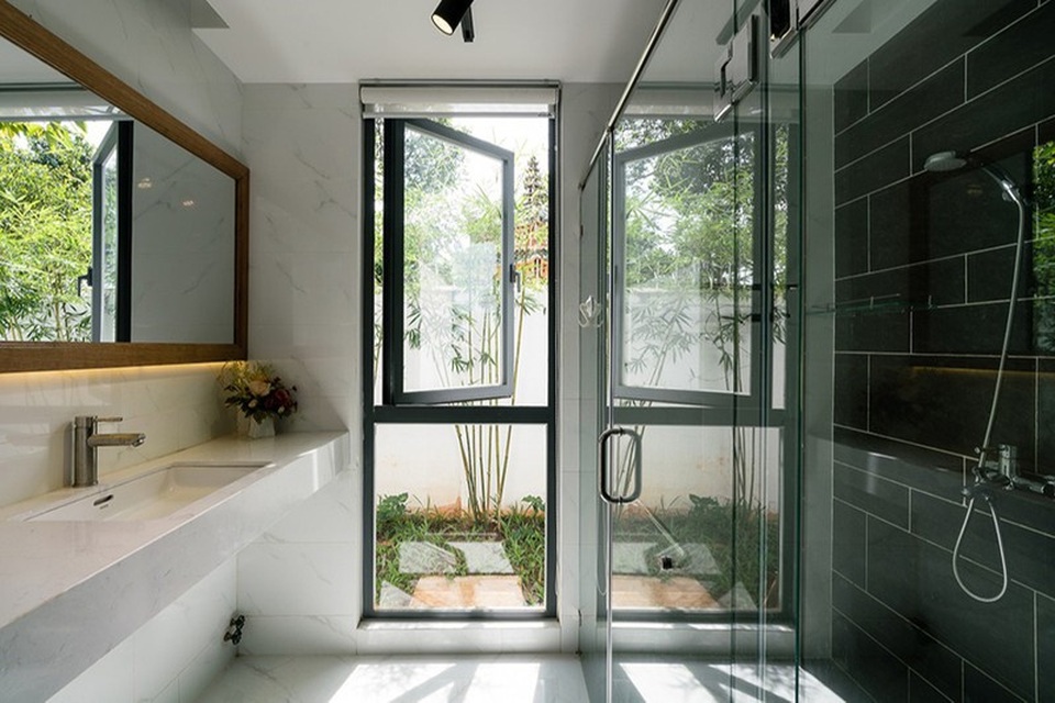 Biệt thự đóng kín cửa vẫn thừa ánh sáng nhờ độc chiêu thiết kế không ngờ - 9