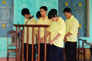 Cướp tài sản của người đồng tính, lãnh tổng cộng 210 tháng tù