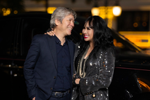 Diva Thanh Lam tình tứ bên chồng bác sĩ