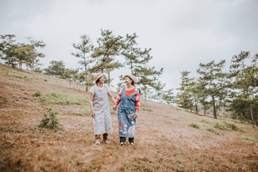 Bộ ảnh hai cụ bà U80 nắm tay nhau đi du lịch Đà Lạt gây “sốt” cộng đồng