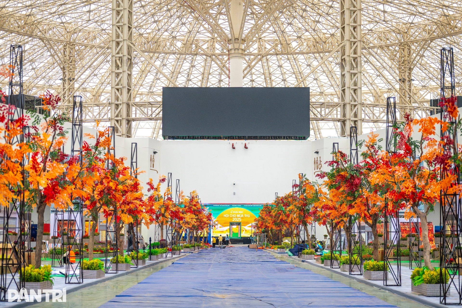 Se están terminando de construir miles de stands, listos para la Feria de Otoño de 2025 - 4 Hàng nghìn gian hàng gấp rút hoàn thiện, sẵn sàng cho Hội chợ Mùa thu 2025 - 4