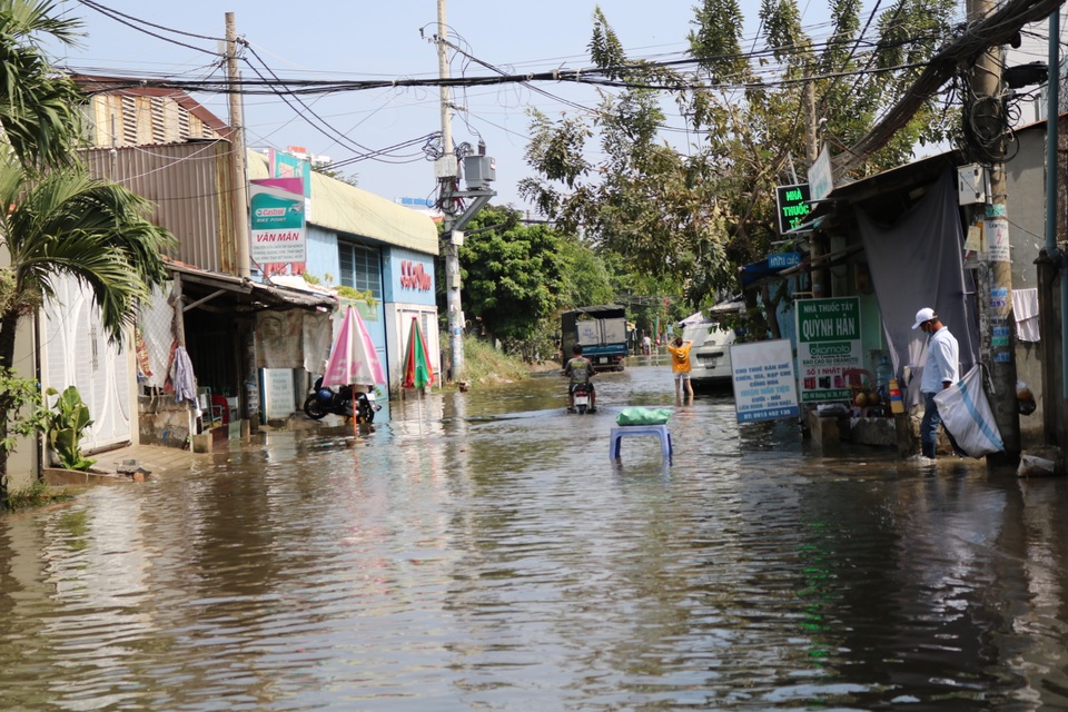 Trời không mưa, đường ở TP Thủ Đức vẫn ngập như sông - 1 Trời không mưa, đường ở TP Thủ Đức vẫn ngập như sông - 1