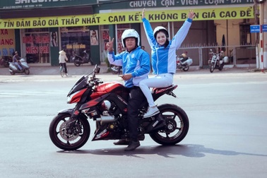 Lý Nhã Kỳ động viên vận động viên đua xe đạp