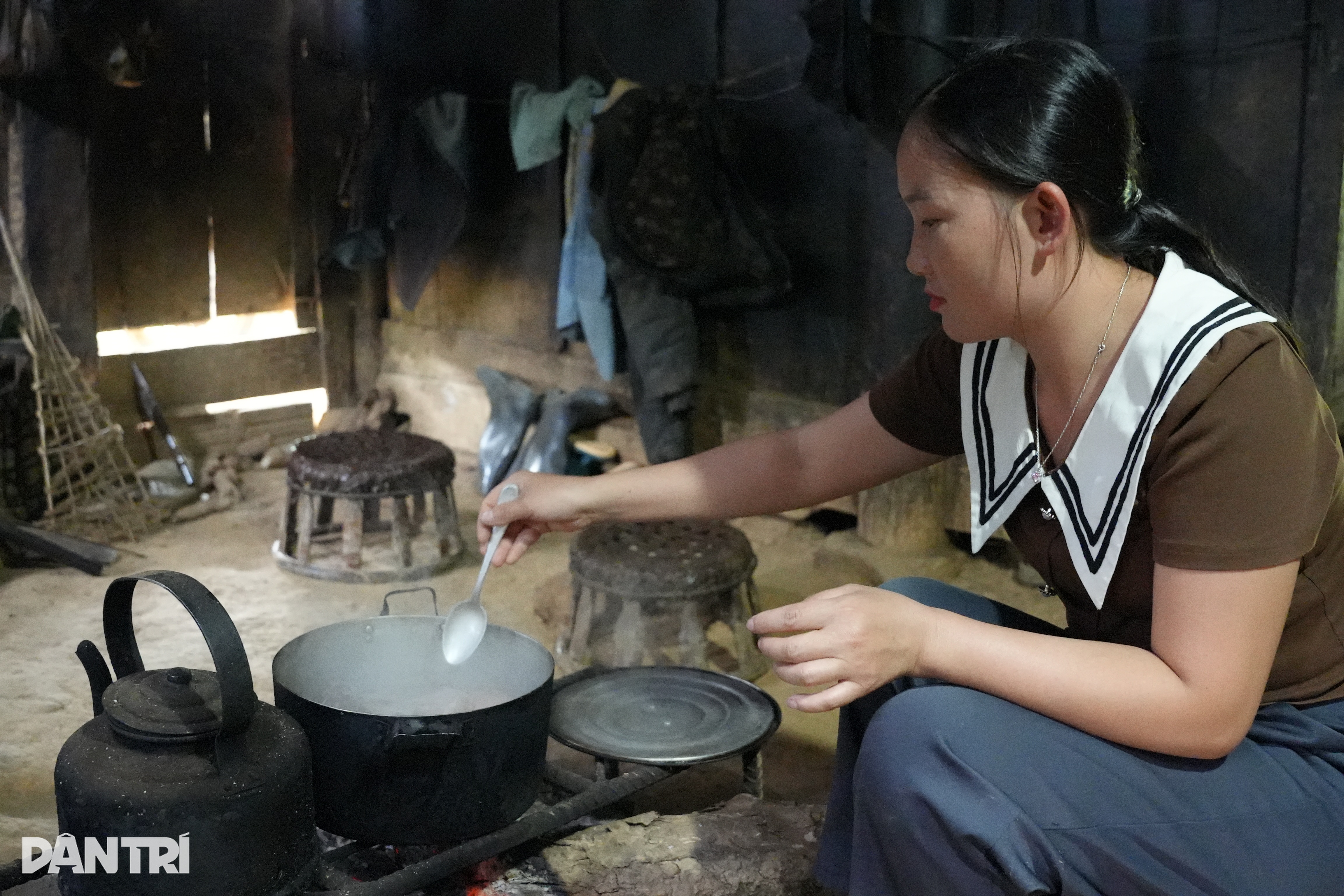 Chuyện nữ cán bộ đi tuyên truyền, hòa giải bị ném đá, đuổi đánh - 4 Chuyện nữ cán bộ đi tuyên truyền, hòa giải bị ném đá, đuổi đánh - 4