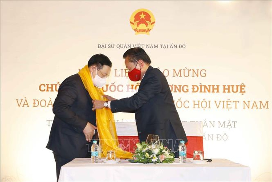 Chủ tịch Quốc hội Vương Đình Huệ gặp cộng đồng người Việt Nam tại Ấn Độ - 2 Chủ tịch Quốc hội Vương Đình Huệ gặp cộng đồng người Việt Nam tại Ấn Độ - 2