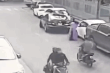 Gây hoạ khi ghép xe song song, nữ tài xế "đánh bài chuồn"