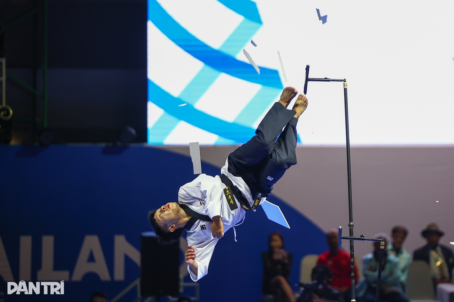 Glädjetårar flödade från taekwondo-atleterna efter att ha vunnit guldmedaljen vid de 33:e SEA Games - 11 Giọt nước mắt vỡ oà của các VĐV taekwondo với tấm HCV SEA Games 33 - 11