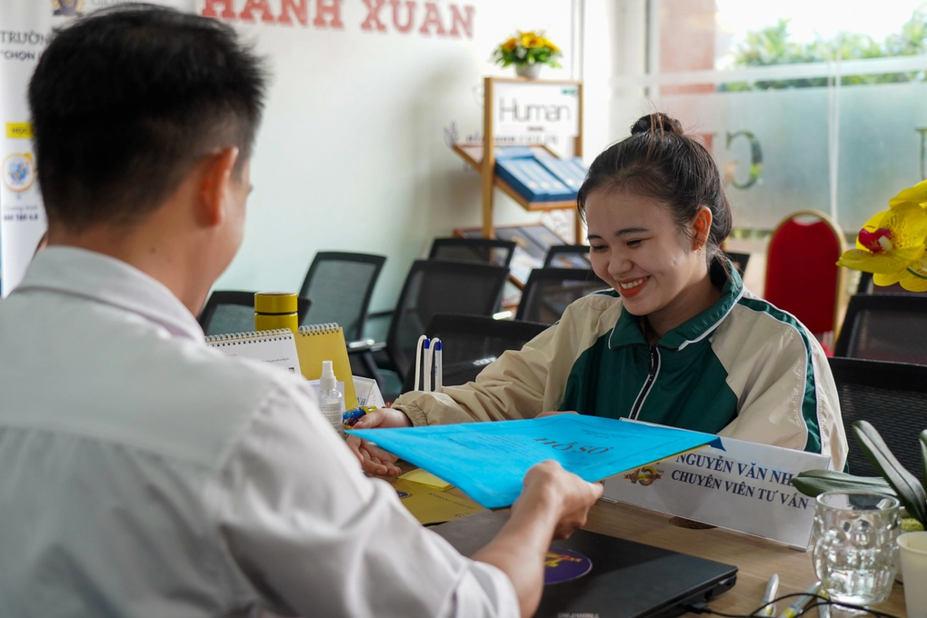 Sinh viên học tại TPHCM được hưởng nhiều chính sách vay vốn, ưu đãi học phí - 1 Sinh viên học tại TPHCM được hưởng nhiều chính sách vay vốn, ưu đãi học phí - 1