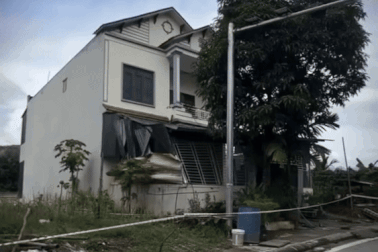 Gia chủ ở Tuyên Quang bật khóc nhìn căn nhà sụp xuống sông trong chớp mắt