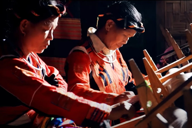 Sắc màu thổ cẩm trên trang phục phụ nữ Pá Thẻn